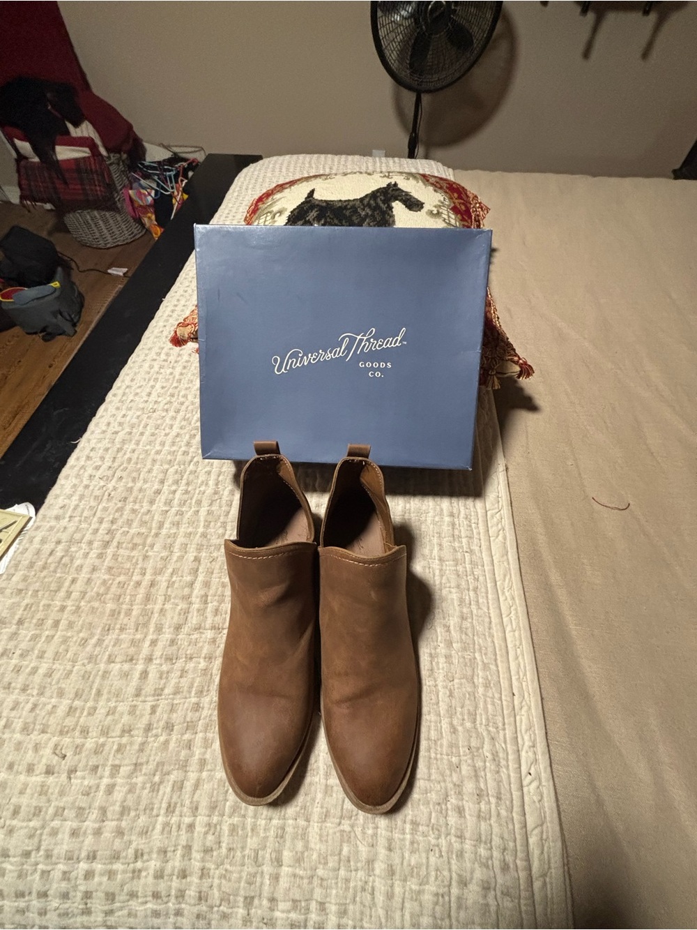 Universal Thread Women’s Tan Brown Leather Chukka Boots